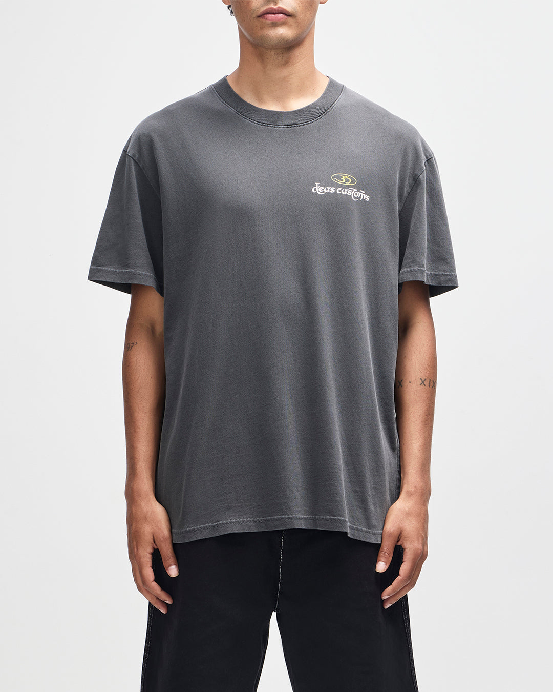 T-Shirts | Deus Ex Machina | Out Of Reach Tee - Anthracite – Deus