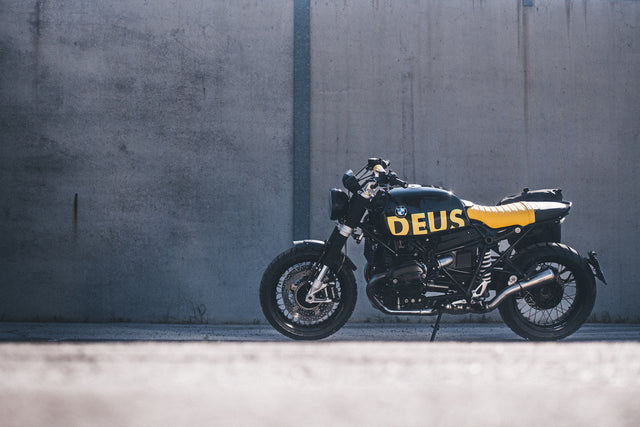 Deus x UNIT GARAGE